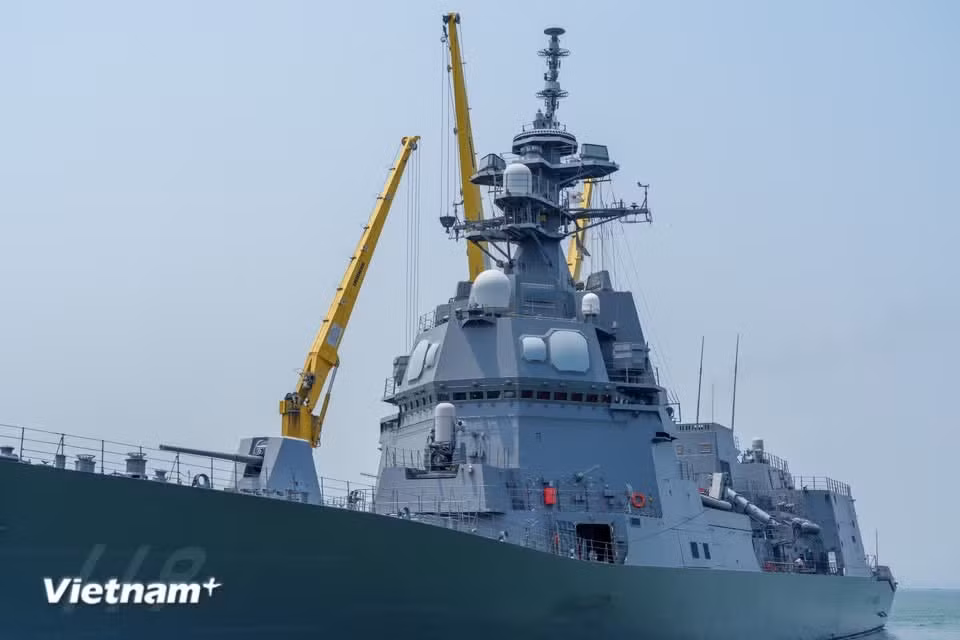 舰桥上的雷达组合和传感器天线系统密布。图自 Vietnam+