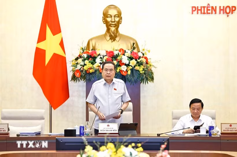 越南国会主席陈青敏在会议上发表讲话。图自越通社