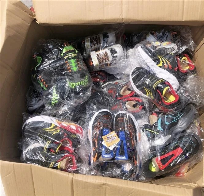 被检查的鞋类产品。图自越通社