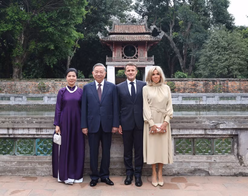 越共中央总书记苏林和夫人与法国总统夫妇。图自越通社