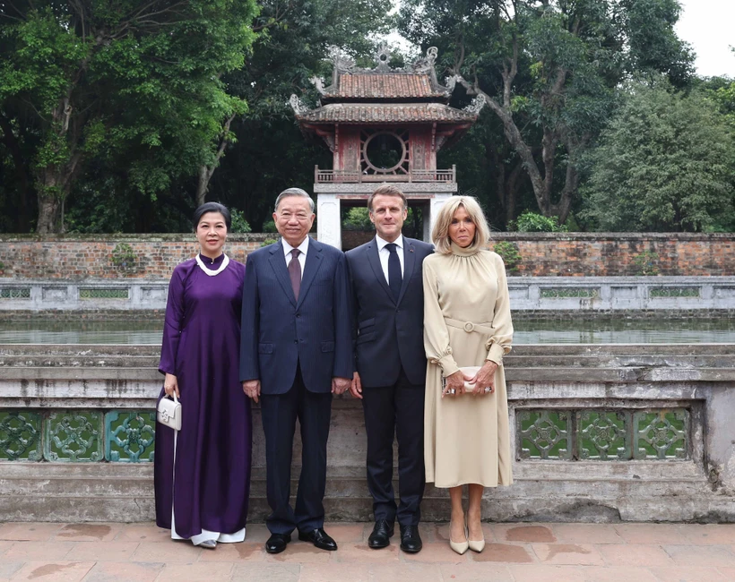 越共中央总书记苏林和夫人与法国总统夫妇。图自越通社