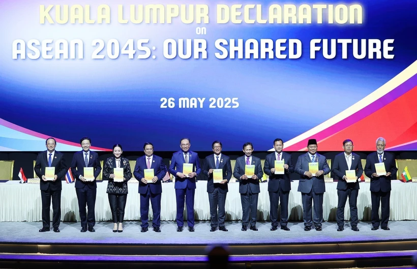 东盟各国和东帝汶领导人签署《东盟2045：我们共同的未来》吉隆坡宣言。图自越通社