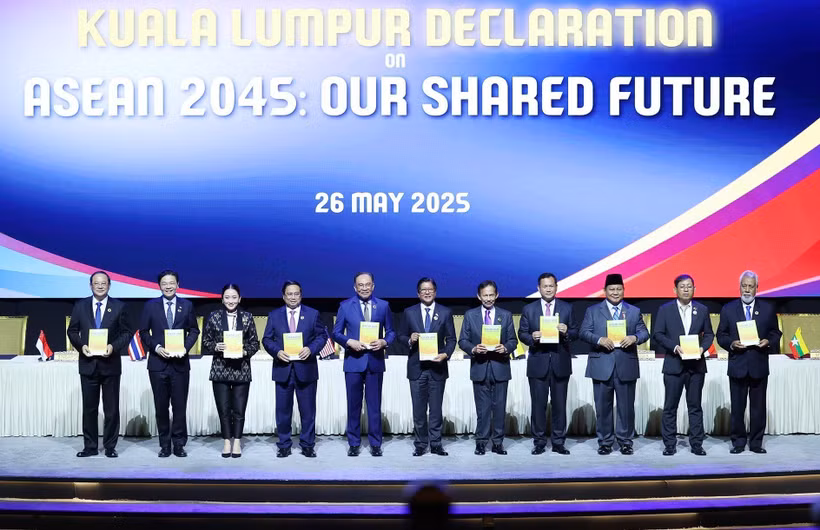 东盟各国和东帝汶领导人签署《东盟2045：我们共同的未来》吉隆坡宣言。图自越通社