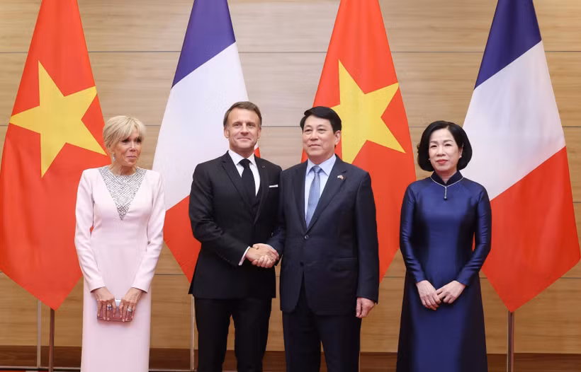 越南国家主席梁强夫妇与法国总统马克龙夫妇。图自越通社