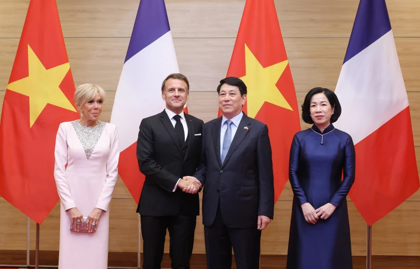 越南国家主席梁强夫妇与法国总统马克龙夫妇。图自越通社