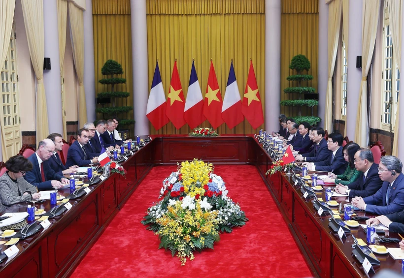 越南国家主席梁强与法国总统埃马纽埃尔·马克龙举行会谈。图自越通社