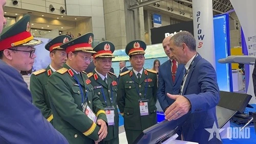阮文义上将（右四）出席2025年日本东京军警防务展。图自《人民军队报》