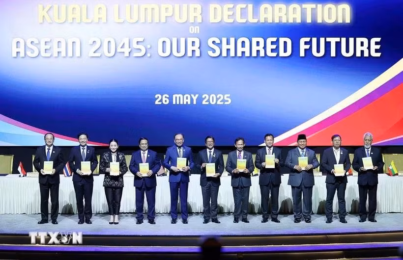 越南政府总理范明政与东盟各国及东帝汶领导人共同签署《<东盟2045：我们共同的未来>吉隆坡宣言》。图自越通社