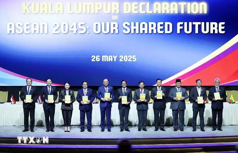 越南政府总理范明政与东盟各国及东帝汶领导人共同签署《<东盟2045:我们共同的未来>吉隆坡宣言》。图自越通社