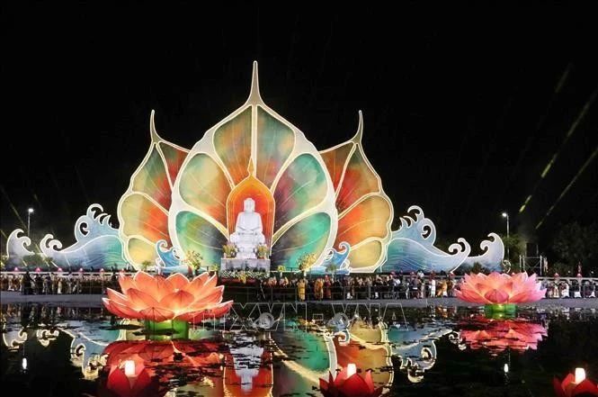 超过一万人参加卫塞节烛光祈福法会。图自越通社
