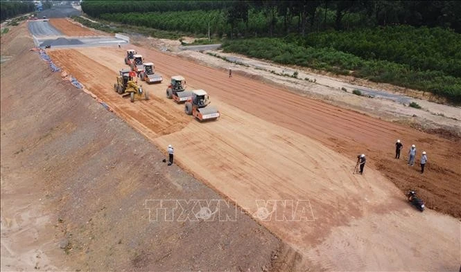 边和-头顿高速公路施工现场。图自越通社