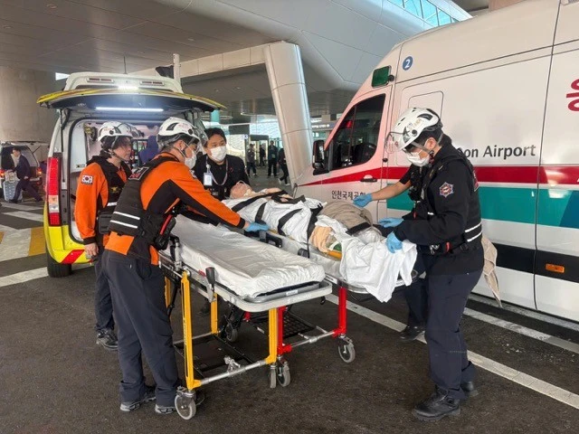 患者因中风接受一年集中治疗后返回韩国。医院供图