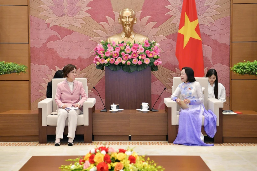 越南国会副主席阮氏青与韩国性别平等与家庭委员会主席李仁顺。图自越通社