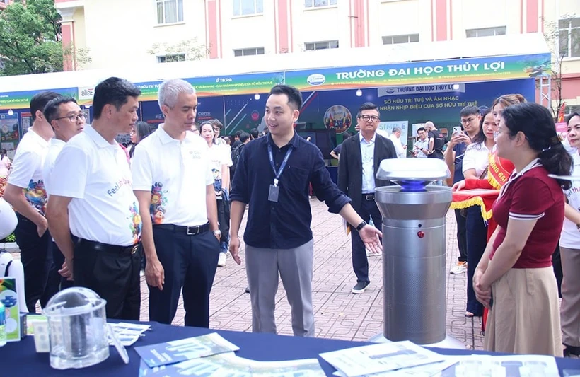 在2025年世界知识产权日之际，与会代表参观了水利大学的“科技与创新产品”展区。图自《新河内报》