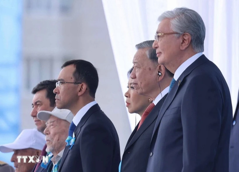 越共中央总书记苏林出席在哈萨克斯坦举行的纪念反法西斯卫国战争胜利80周年阅兵式。图自越通社