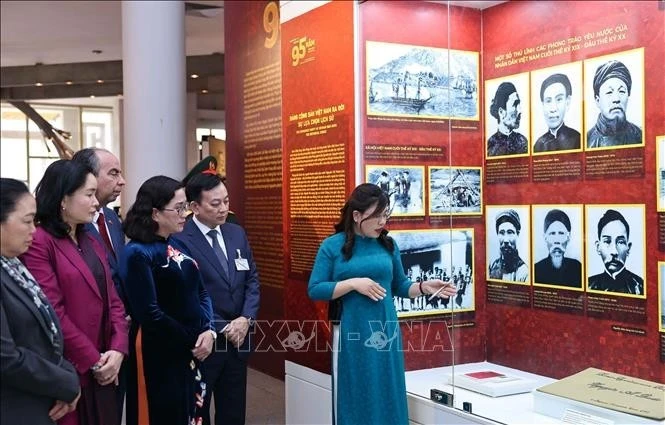 “越南共产党——与民族同行95年”展开幕。图自越通社