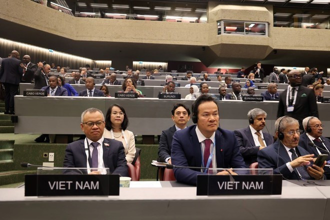越南国会对外委员会副主任阮孟进先生与越南常驻联合国日内瓦办事处和瑞士其他国际组织代表团团长梅潘勇大使，以及越南代表团其他成员出席第149届各国议会联盟大会。图自越通社