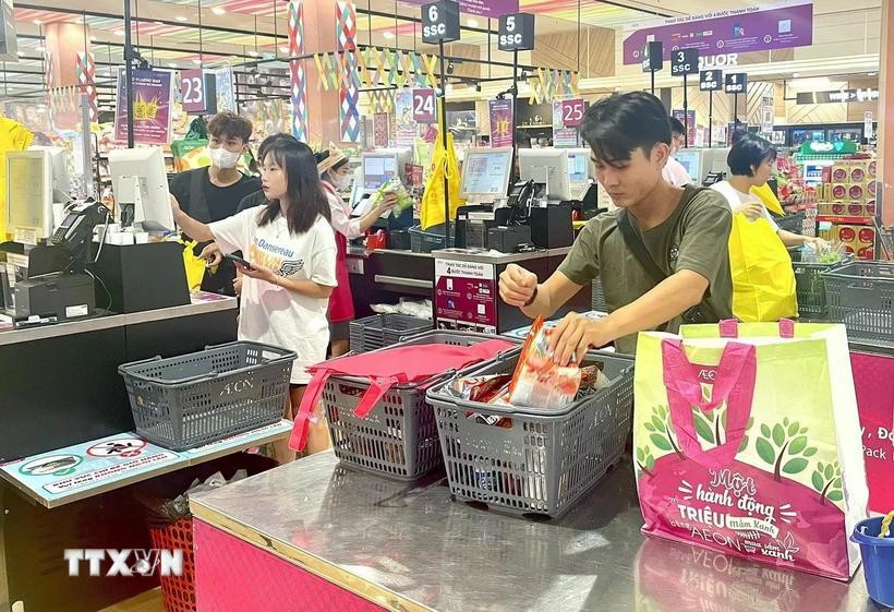 许多大型超市用香蕉叶包裹蔬菜、食品，使用和销售环保包装，以代替尼龙袋。图自越通社