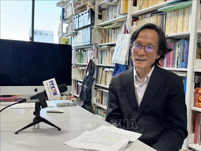 日本大阪大学清水正明教授接受越通社驻日本记者的采访。图自越通社