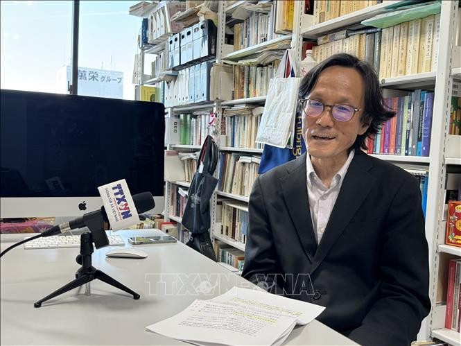 日本大阪大学清水正明教授接受越通社驻日本记者的采访。图自越通社
