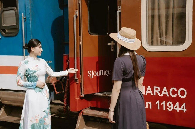 游客体验高端豪华列车旅游线路。图自：Sjourney