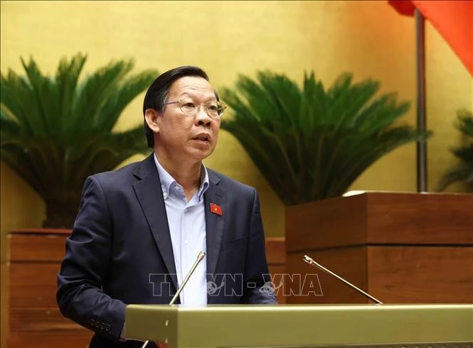 越南国会经济与财政委员会主任潘文迈作关于《企业所得税法（修正案）》草案的意见说明、采纳与梳理报告。图自越通社