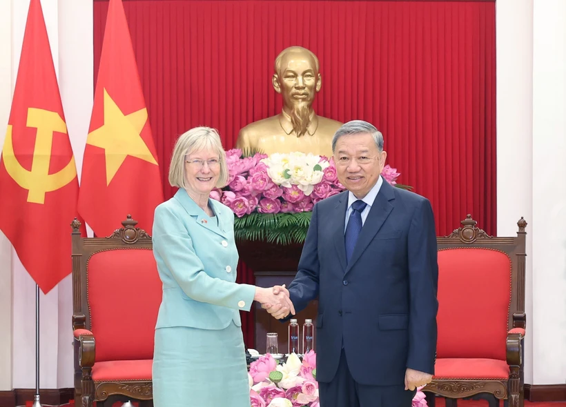 越共中央总书记苏林与澳大利亚信任驻越南大使吉莉安·伯德。图自越通社