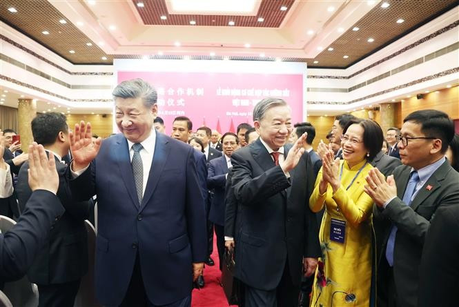 越共中央总书记苏林，国家主席梁强与中共中央总书记、国家主席习近平，以及越中两国两党众多高级领导人出席越中人民联欢。图自越通社