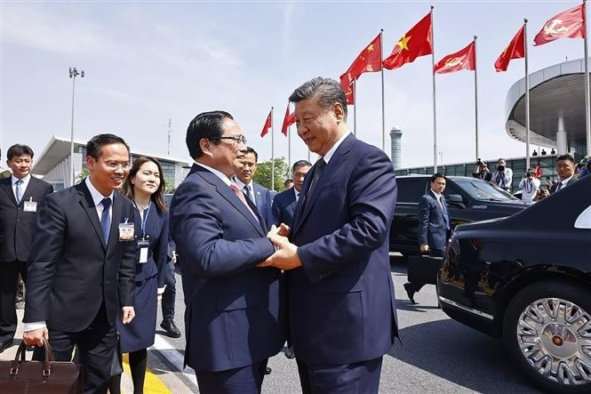 政府总理范明政到机场为中共中央总书记、中国国家主席习近平送行。图自越通社