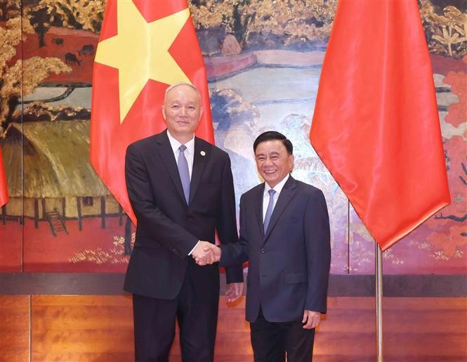 越共中央政治局委员、中央书记处常务书记陈锦秀与中共中央政治局常委、中央书记处书记蔡奇。图自越通社