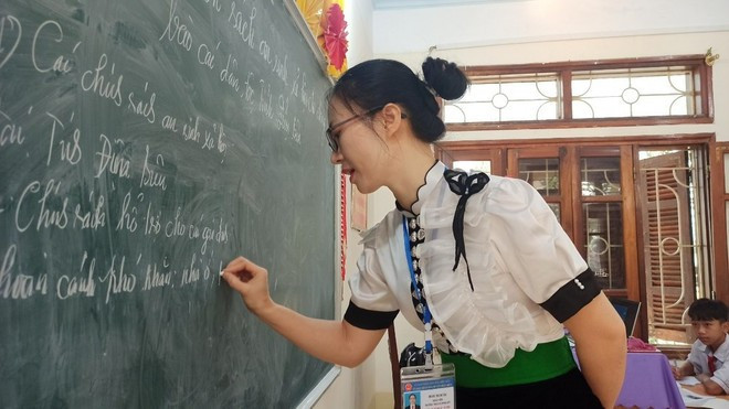 奠边省Pom Lot中学师生活动场景。图自Vietnamplus+
