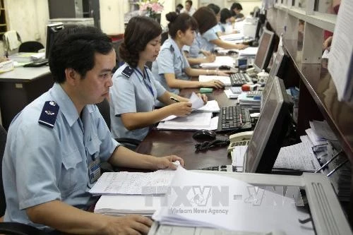 海防海关分局工作人员办理电子通关手续。图自：越通社