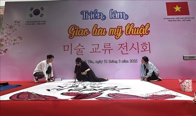 韩国书法家施展技艺。图自越通社