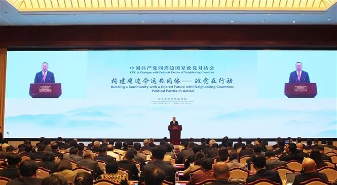 中共中央对外联络部部长刘建超在会上发表讲话。图自越通社
