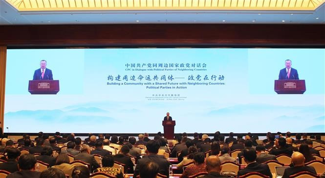 中共中央对外联络部部长刘建超在会上发表讲话。图自越通社