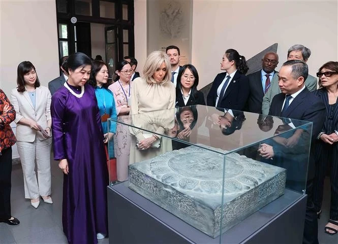 越共中央总书记夫人与法国总统夫人参观越南美术博物馆。图自越通社