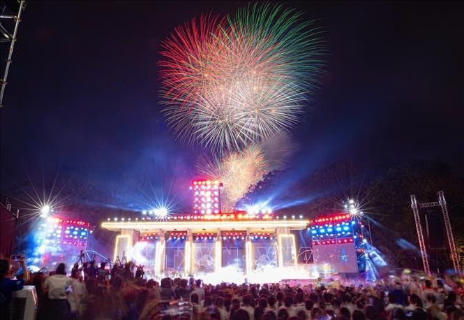 绚丽的烟花照亮河内统一公园的天空，庆祝南方解放、国家统一50周年。图自越通社