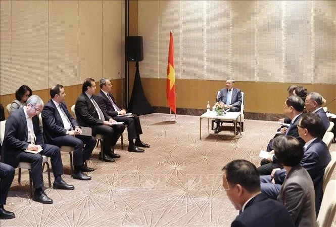 越共中央总书记苏林会见阿塞拜疆若干模范企业领导。图自越通社