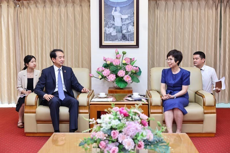 越南通讯社社长武越庄在河内国家通讯中心会见来访的中华人民共和国驻越南特命全权大使何炜。图自越通社