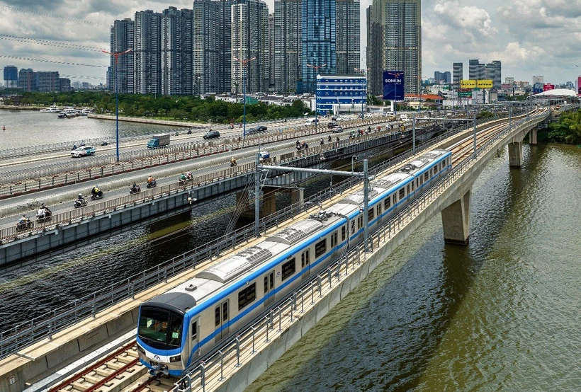 滨城-仙泉地铁试运行。图自越通社
