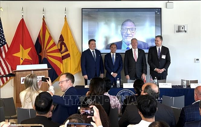 越南驻美国大使阮国勇与各位美国前驻越南大使。图自越通社