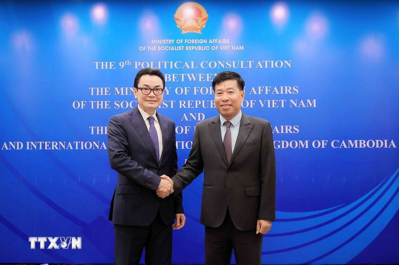 越共中央委员、外交部副部长阮孟强与柬埔寨外交与国际合作部国务秘书吴拉查纳。图自越通社