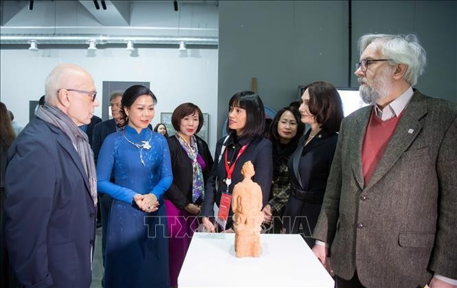 苏林总书记夫人吴芳璃造访俄罗斯国立苏里科夫美院。图自越通社