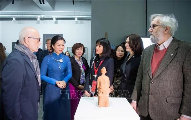 苏林总书记夫人吴芳璃造访俄罗斯国立苏里科夫美院。图自越通社