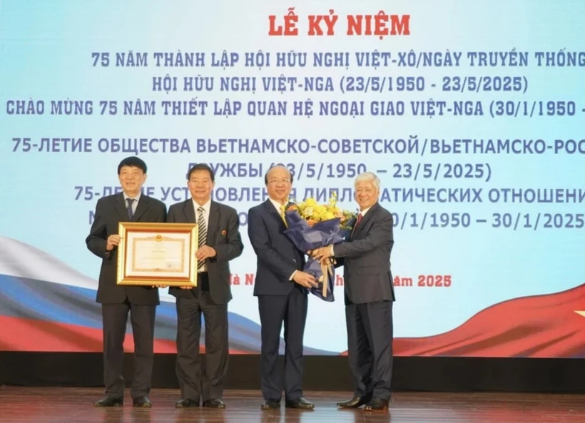杜文战代表党和国家领导人向越俄友好协会颁发政府总理奖状。图自越通社
