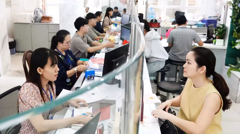 截至2025年6月，胡志明市共有1873个行政审批事项，其中省级审批事项1435个，县级286个，乡级152个。图自《青年报》