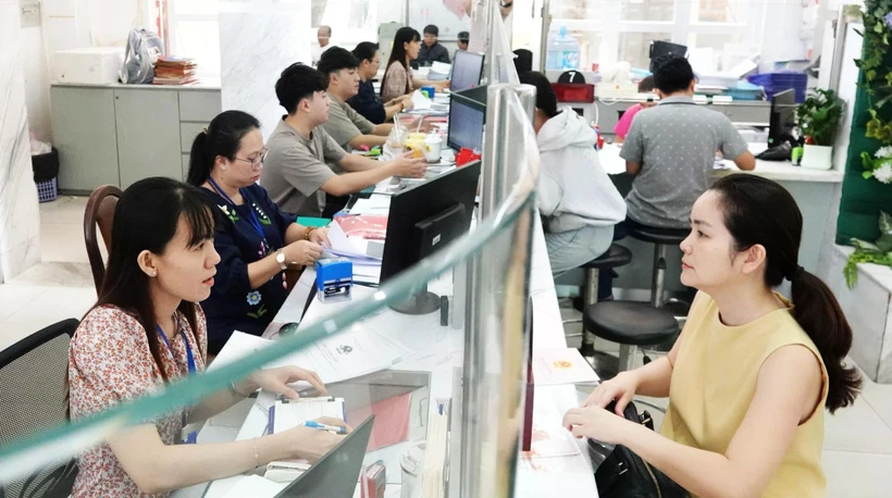 截至2025年6月，胡志明市共有1873个行政审批事项，其中省级审批事项1435个，县级286个，乡级152个。图自《青年报》