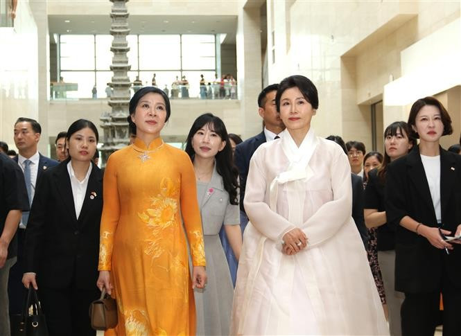 越共中央总书记苏林夫人吴芳璃参观韩国国立中央博物馆。图自越通社