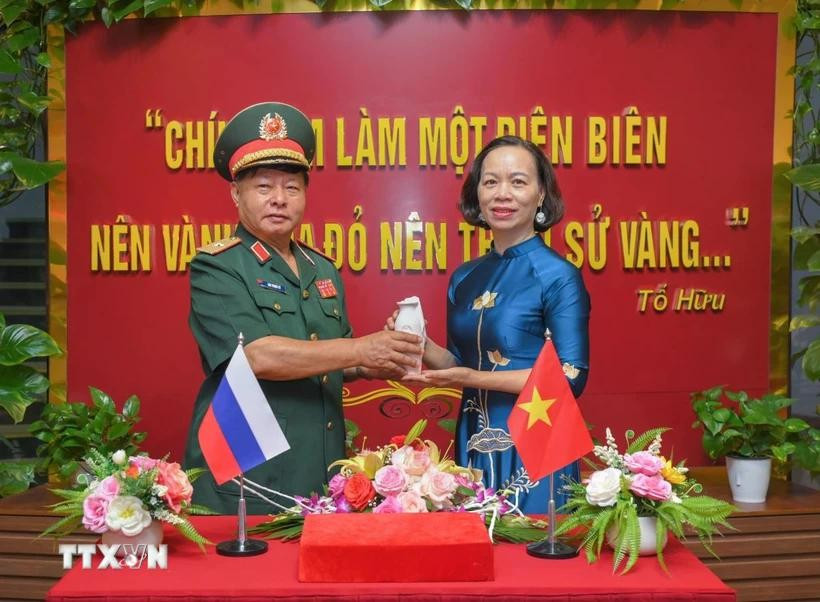 接收来自俄罗斯圣彼得堡市皮斯卡廖夫纪念公墓的圣土罐。图自越通社