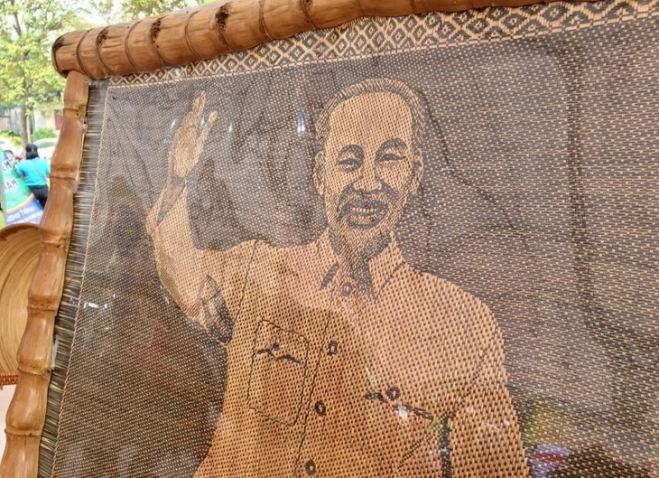 用柔软的竹子和藤条纤维制作的胡志明主席肖像。图自《越南之声》